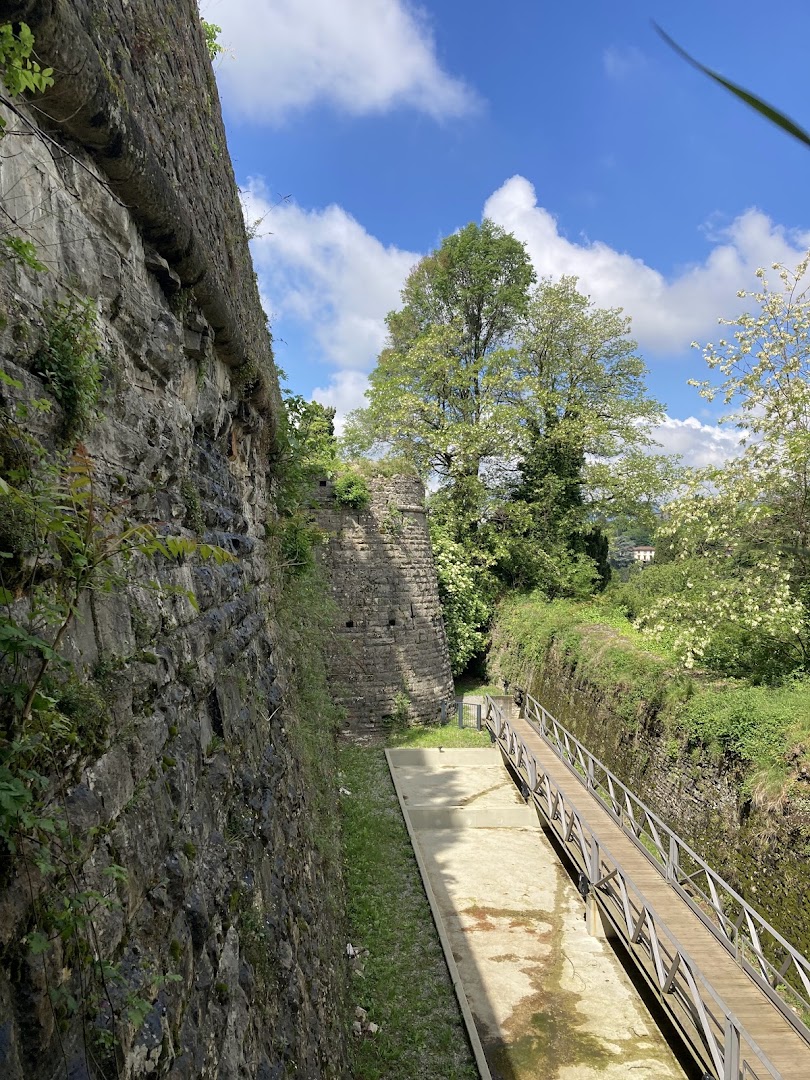 Passaggio Nelle Mura Del Castello Di San Vigilio