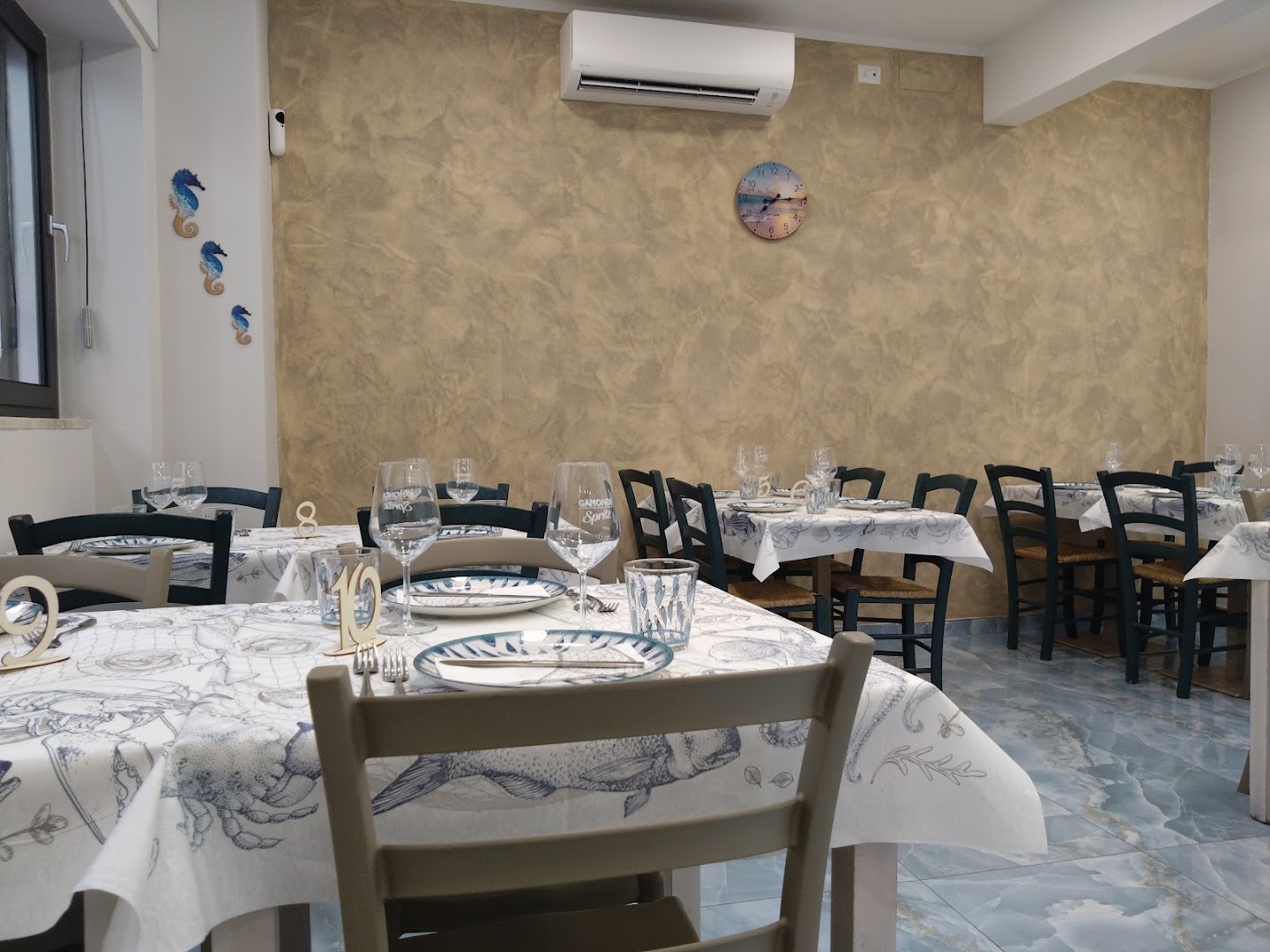 Pescheria ristorante in alto mare
