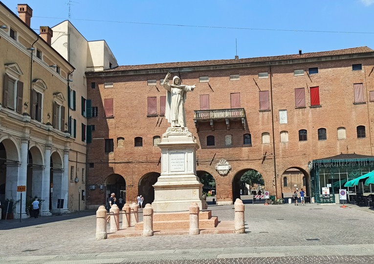 Piazza Savonarola, Ferrara