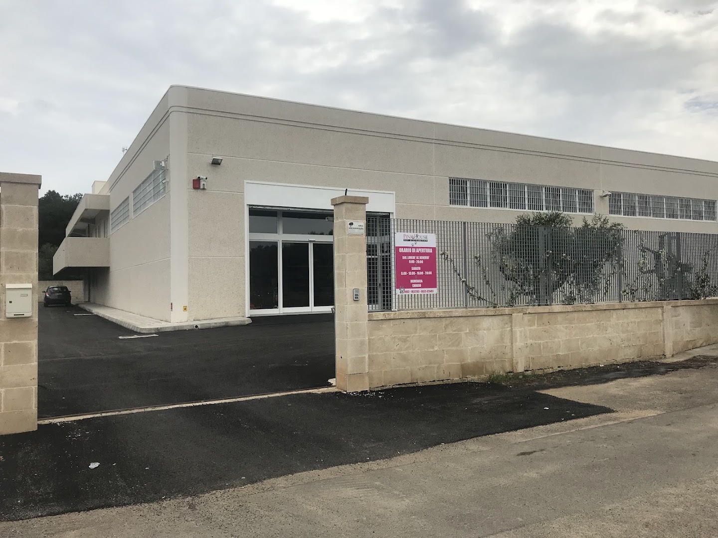 Pink House Pet Distribution