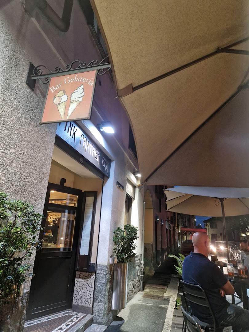 Pink Panther Bar, Firmo