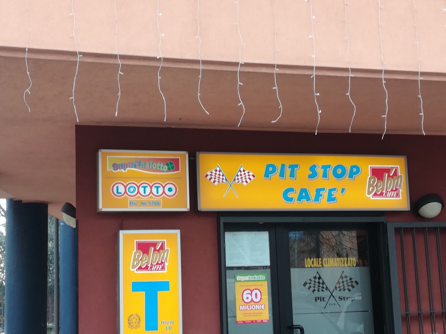 Pit Stop café Ploom store