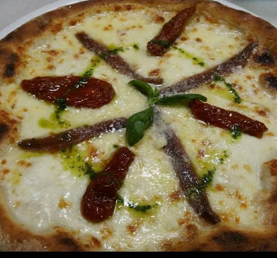 Pizza d'asporto "pizza più "