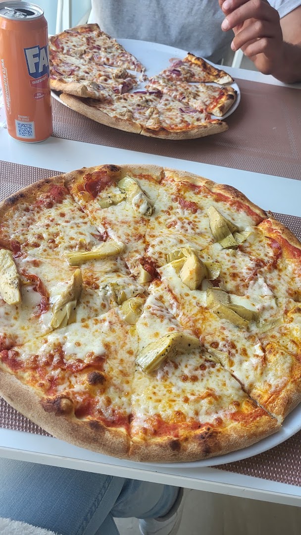 Pizza d'asporto "pizza più "