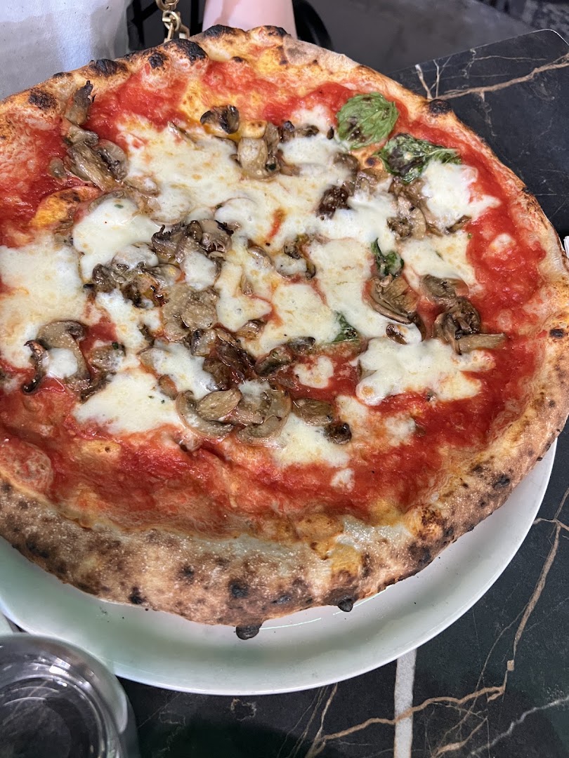 Pizzeria Bella Figliola - Pizzerie di Fuorigrotta - Pizzaiolo Nicola Rotenni