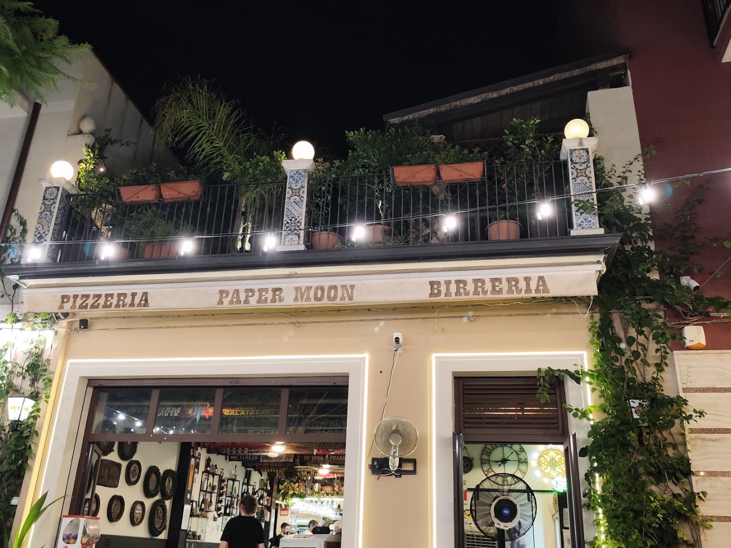 Pizzeria *Paper Moon* since 1984