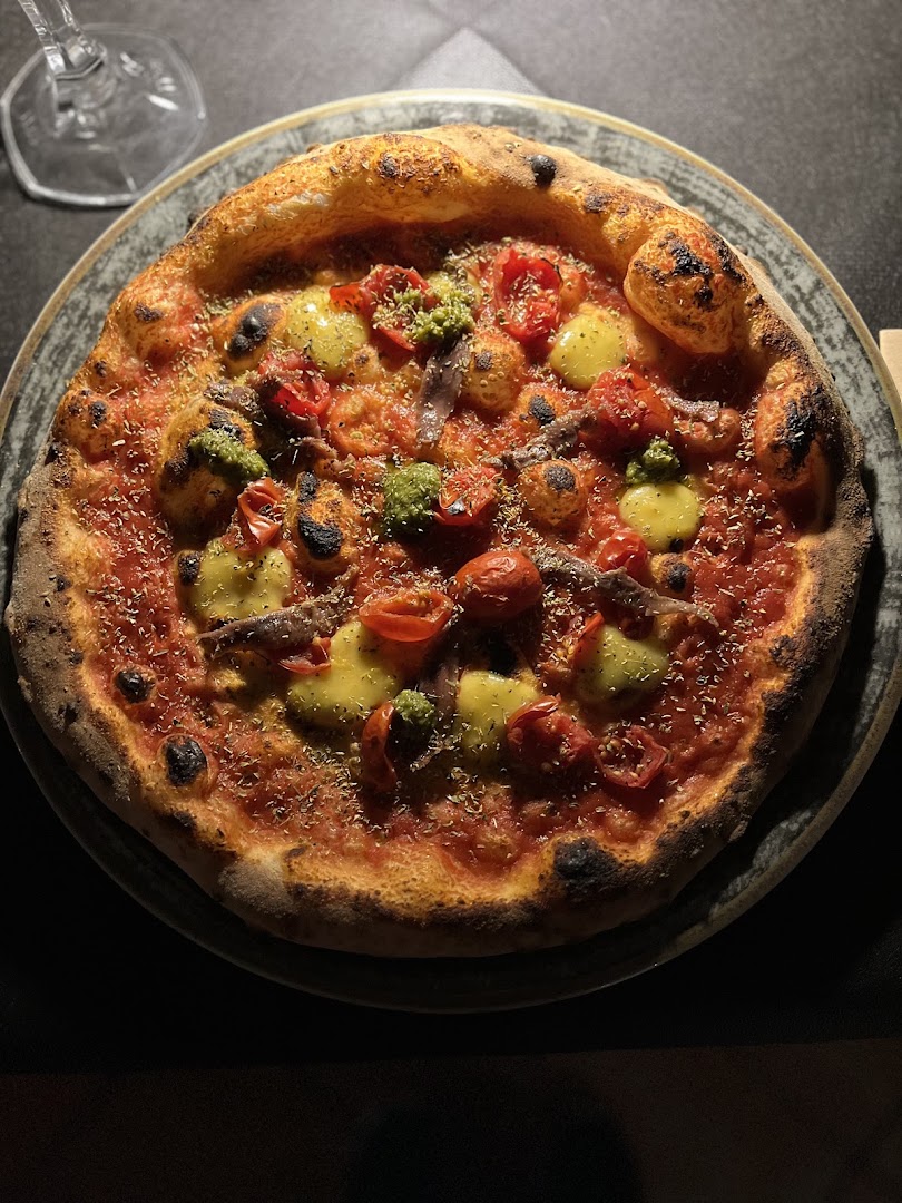 Pizzeria Pharina Food & Drink