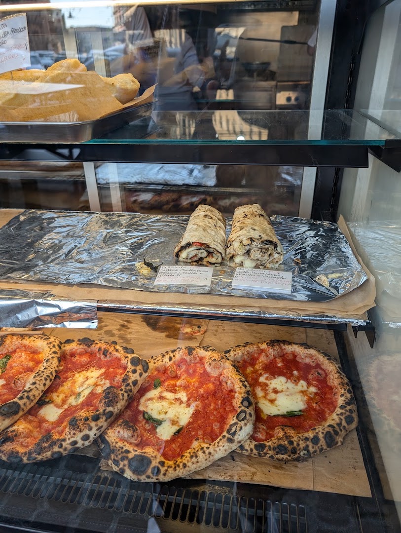 Pizzeria Vincenzo Capuano pizza a portafoglio e pizza fritta, Napoli