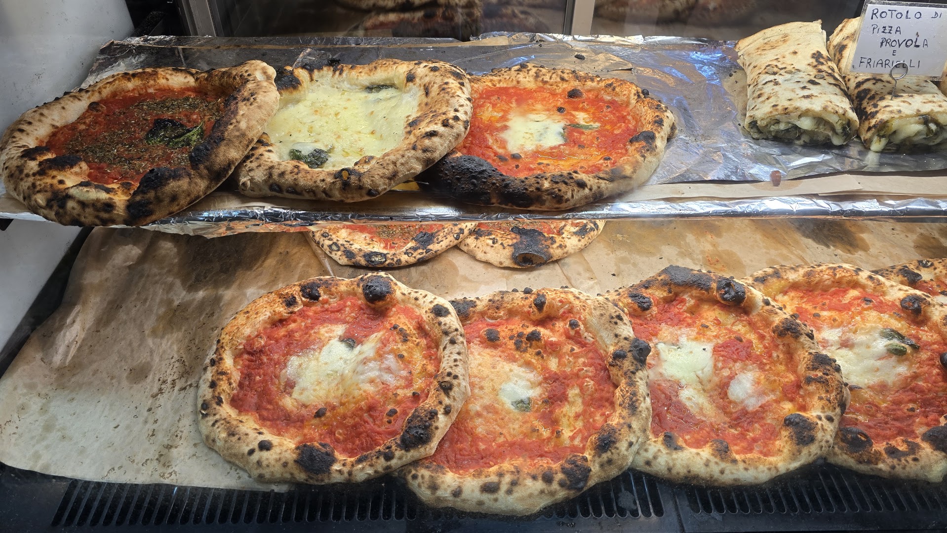 Pizzeria Vincenzo Capuano pizza a portafoglio e pizza fritta