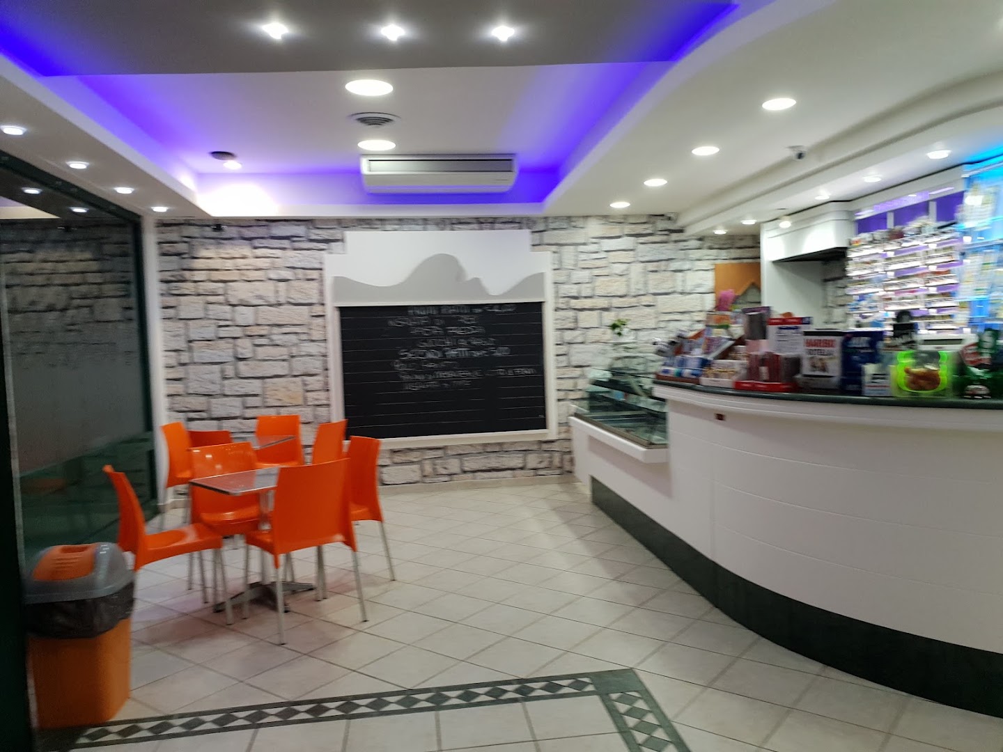 Planet Cafè Bar Food&Drink, Latina