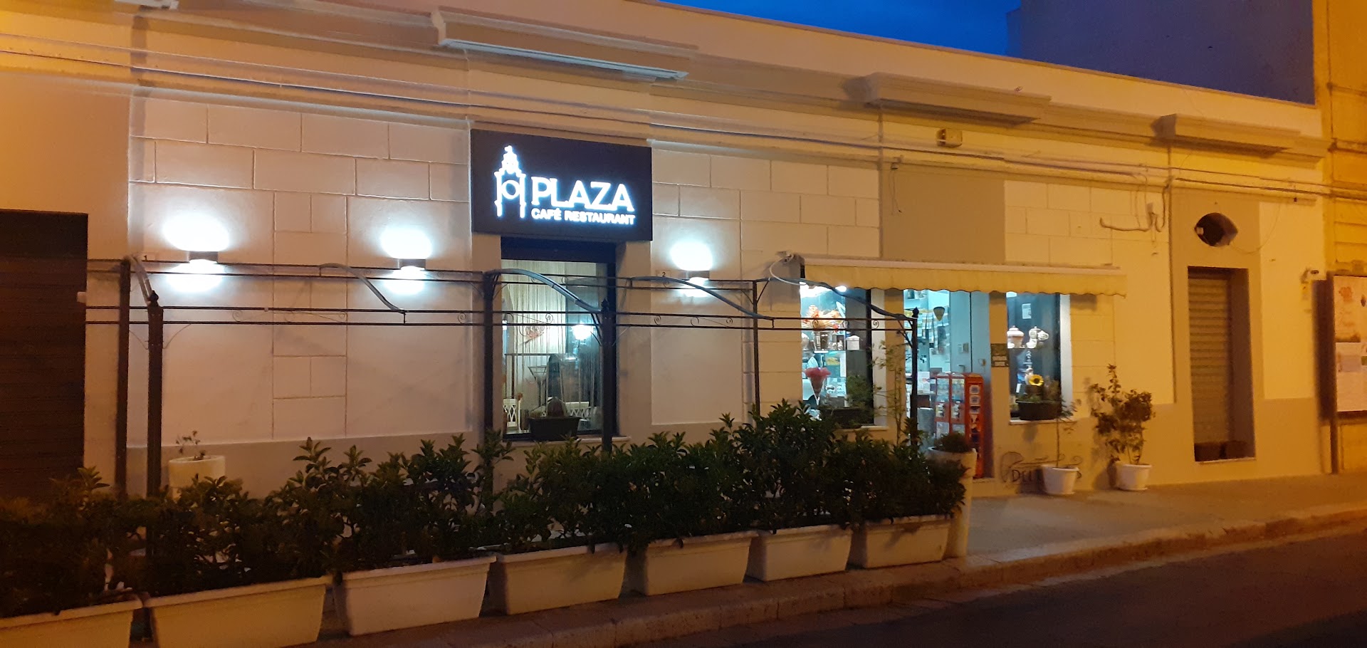 Plaza café restaurant