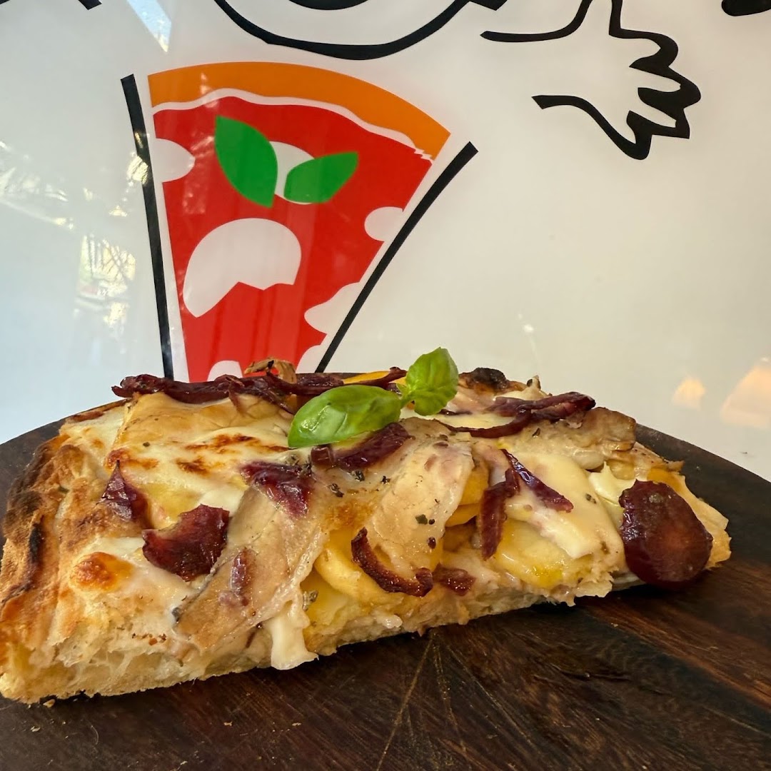 Porzio...ni di pizza Piazza Carlo III, Napoli