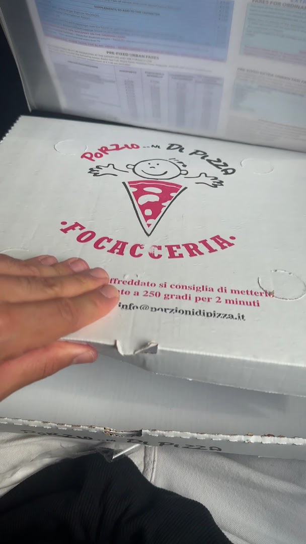 Porzio...ni di pizza Piazza Carlo III