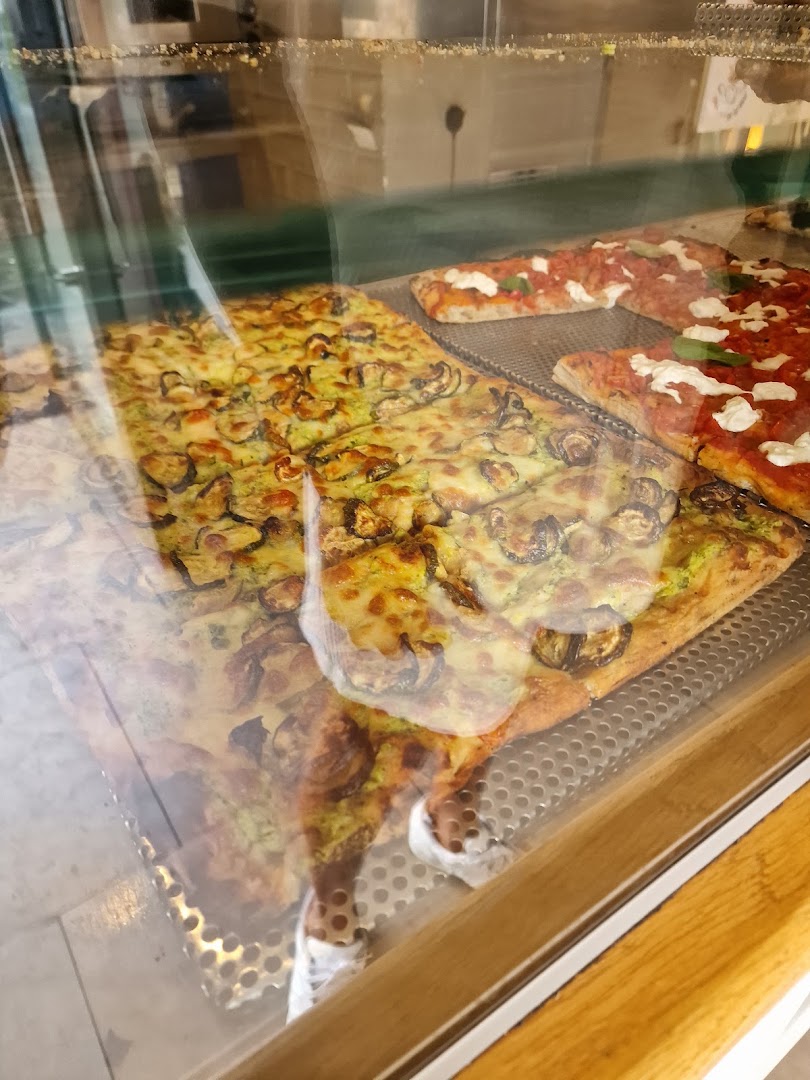 Porzio...ni di pizza Piazza Carlo III