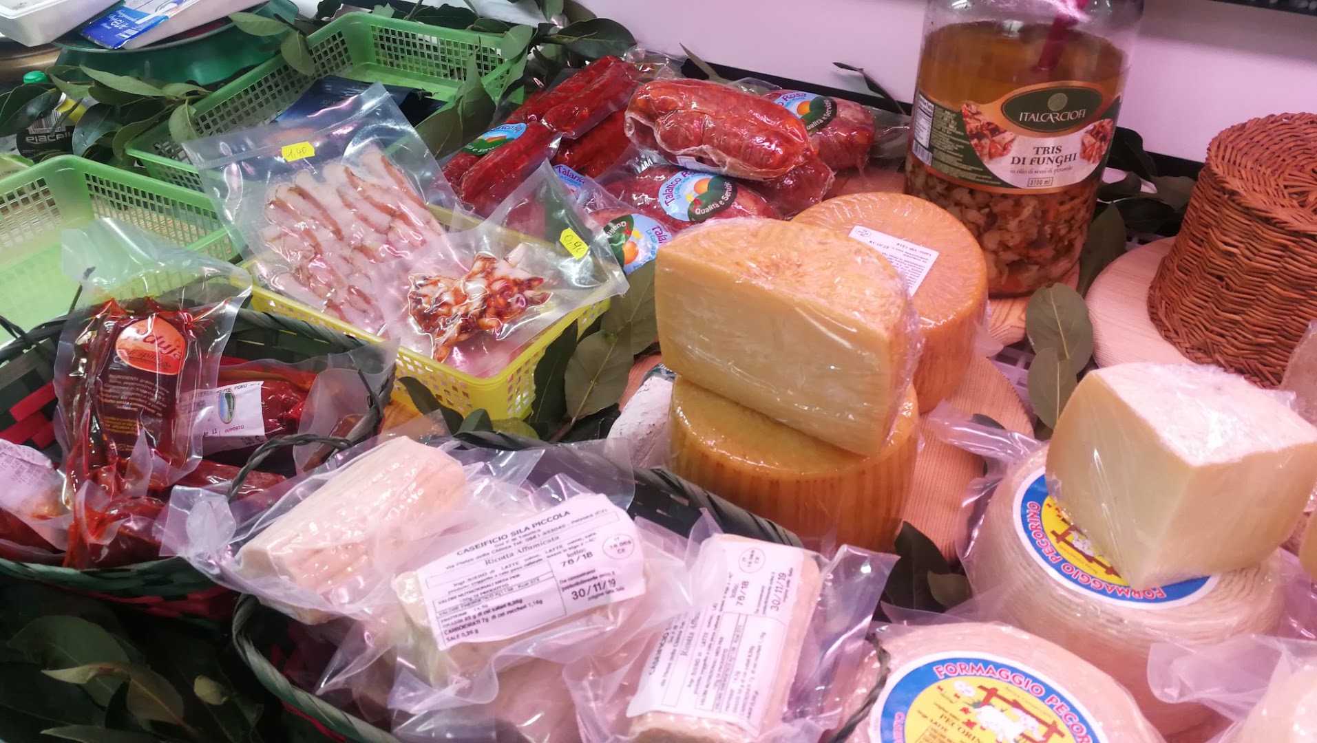 Prodotti Tipici Scarpino - Alimentari, Formaggi e Salumi