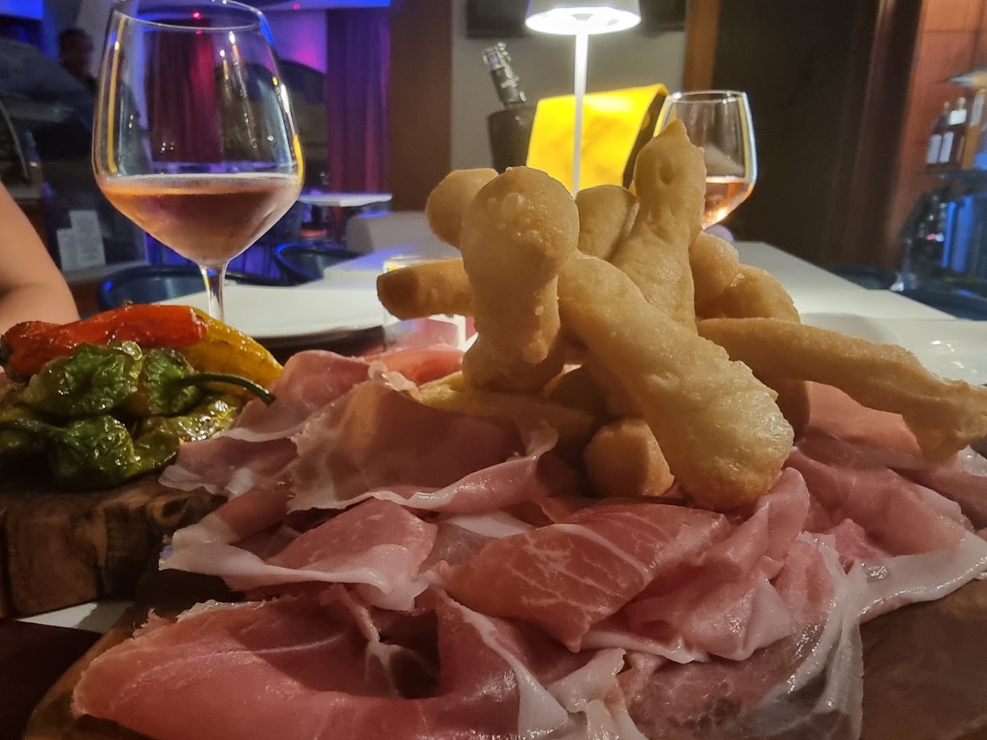 Prosit Bar, Cursi