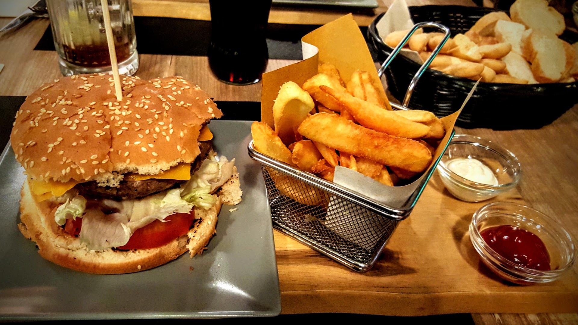 Pub EBRIUS Food & Drink Garage