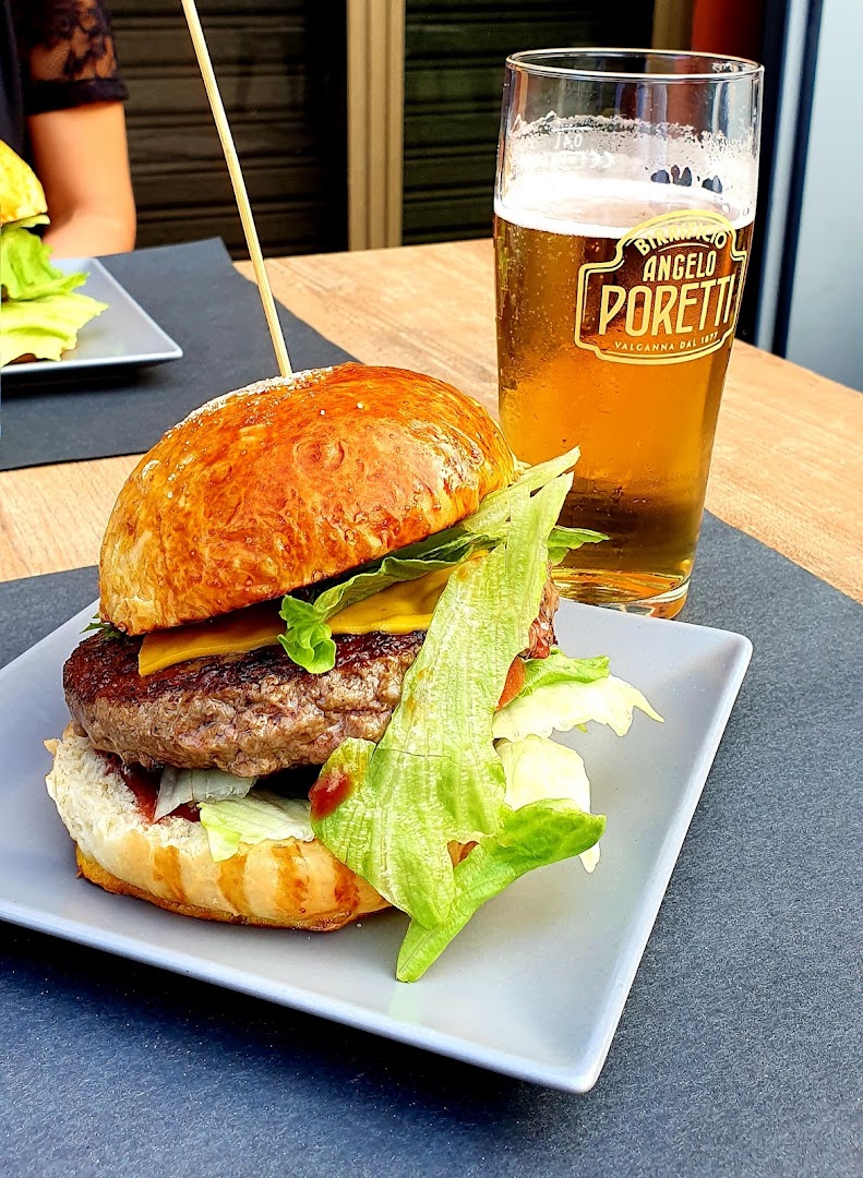 Pub EBRIUS Food & Drink Garage, Opera