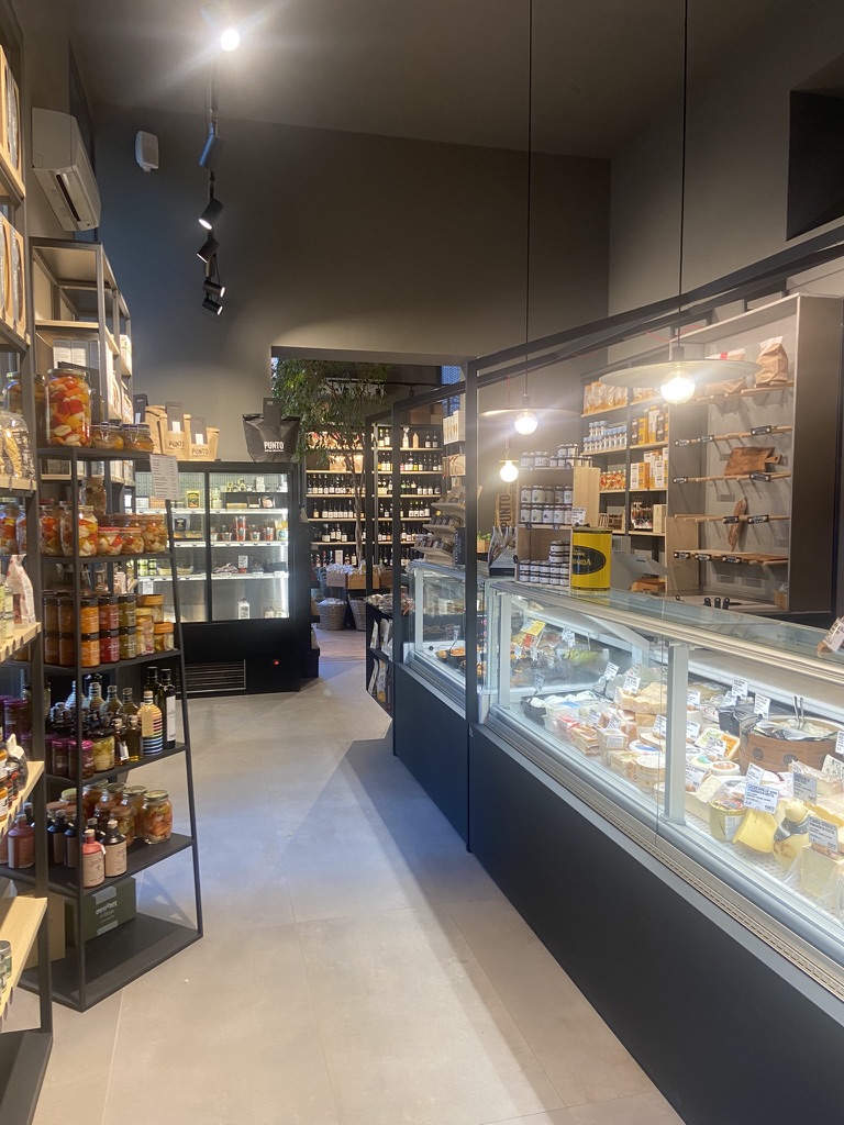 PUNTO bottega alimentare - Formaggeria Enoteca con tavoli a Rovigo