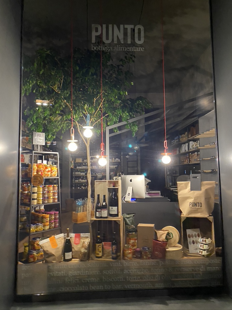 PUNTO bottega alimentare - Formaggeria Enoteca con tavoli a Rovigo