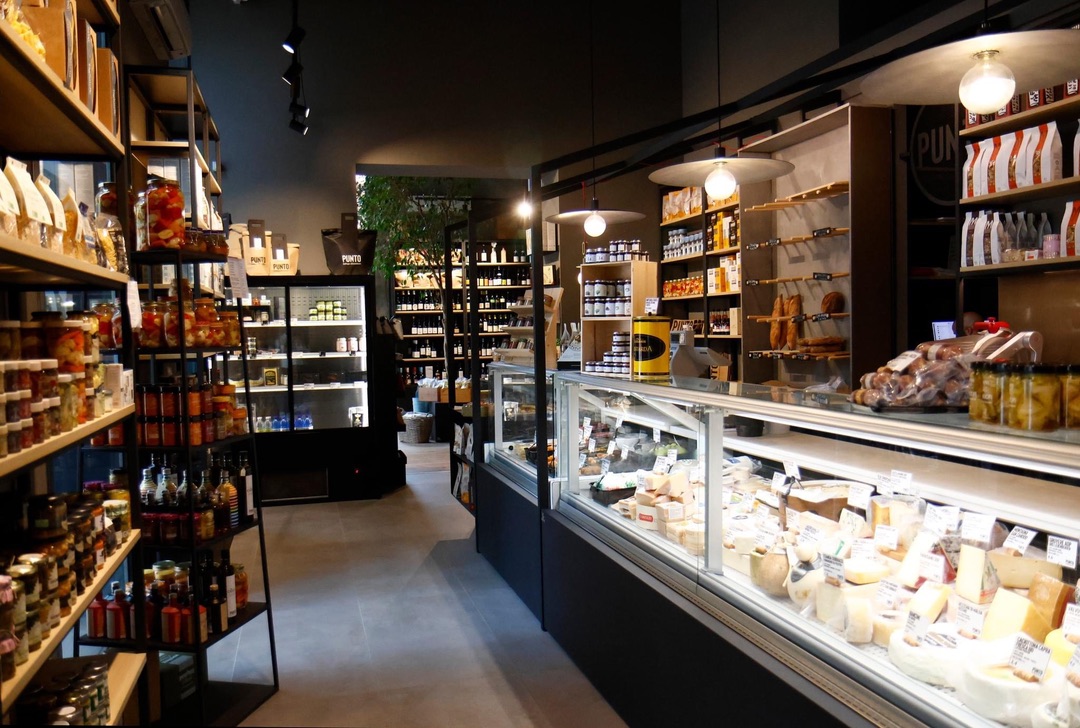 PUNTO bottega alimentare - Formaggeria Enoteca con tavoli a Rovigo
