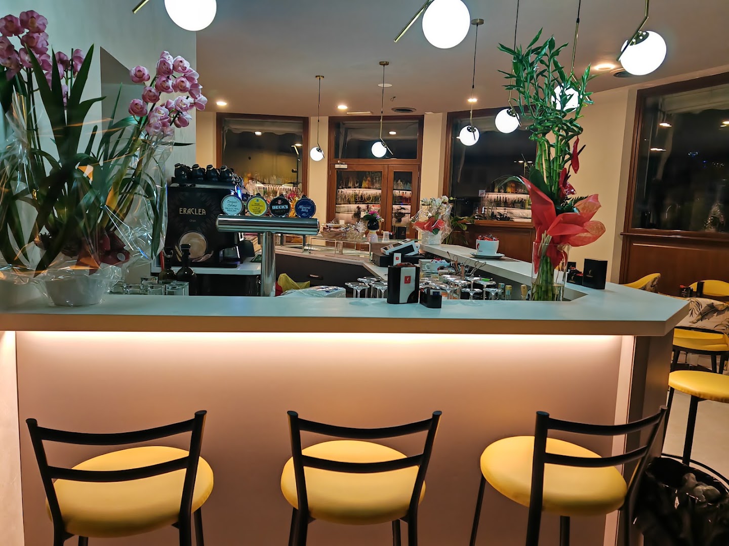 Queen Bar