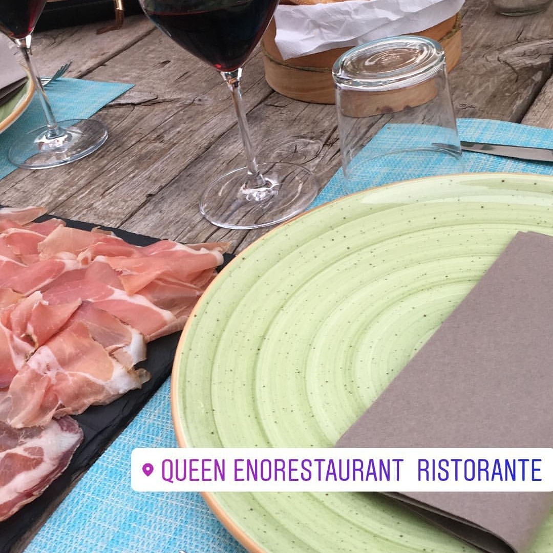 QueenEnorestaurant, Chiari