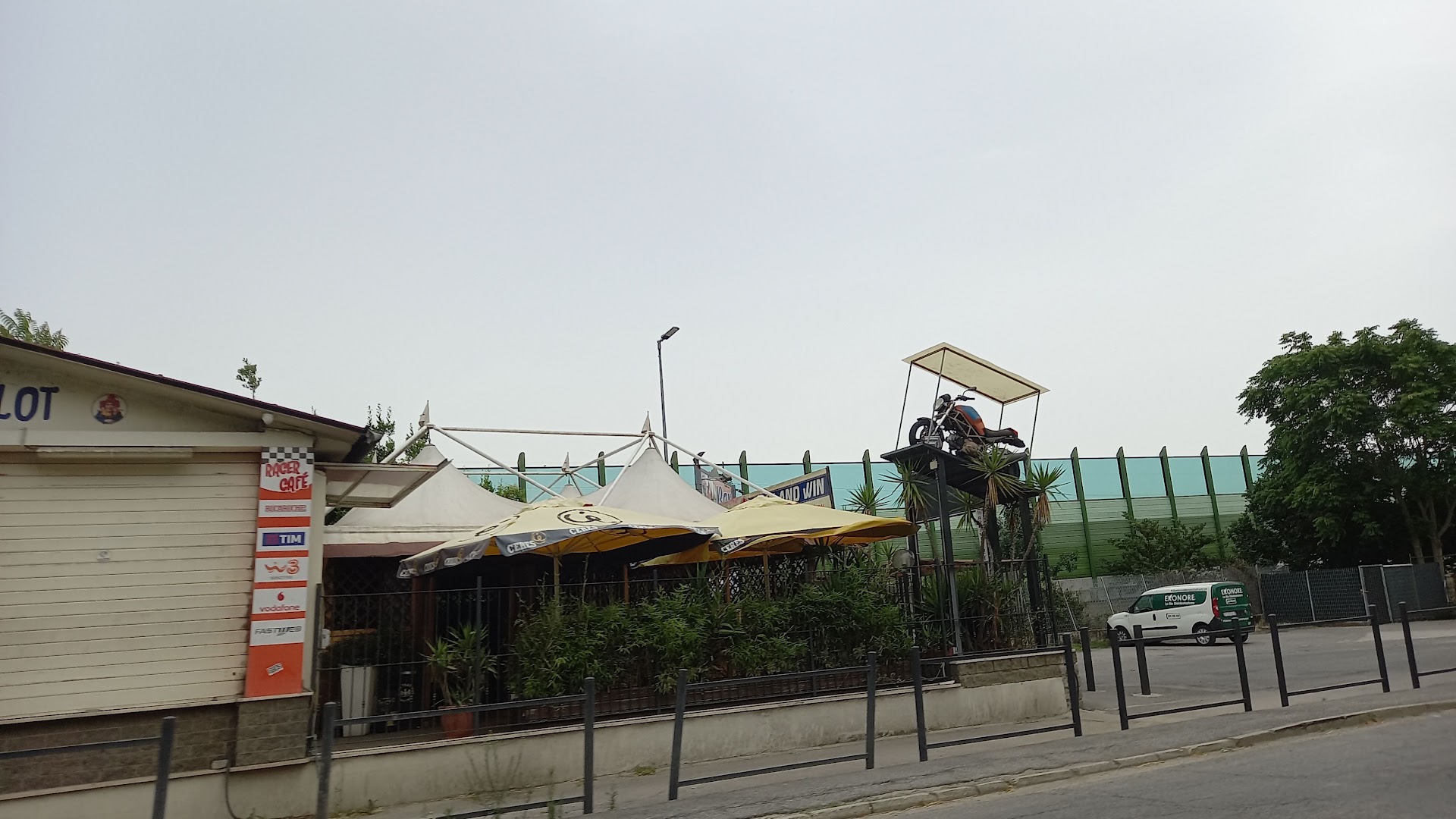 Racer Café...Pizzeria...bar..sala slot...