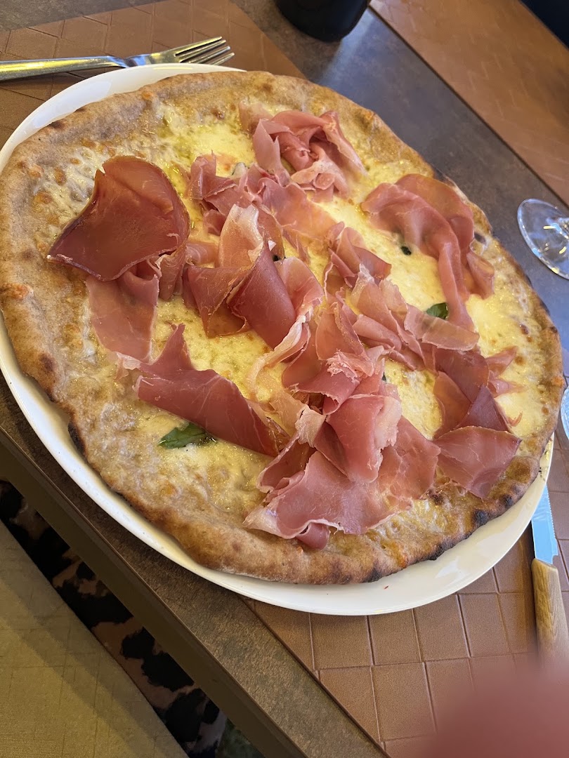 Ristorante e Pizzeria The Village Food & Drink