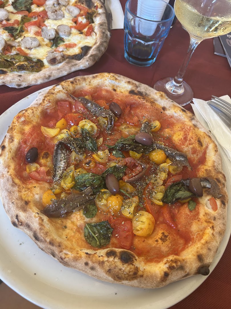 Ristorante pizzeria antico Borgo Ai vergini pizzeria napoli centro storico rione sanita’, Napoli