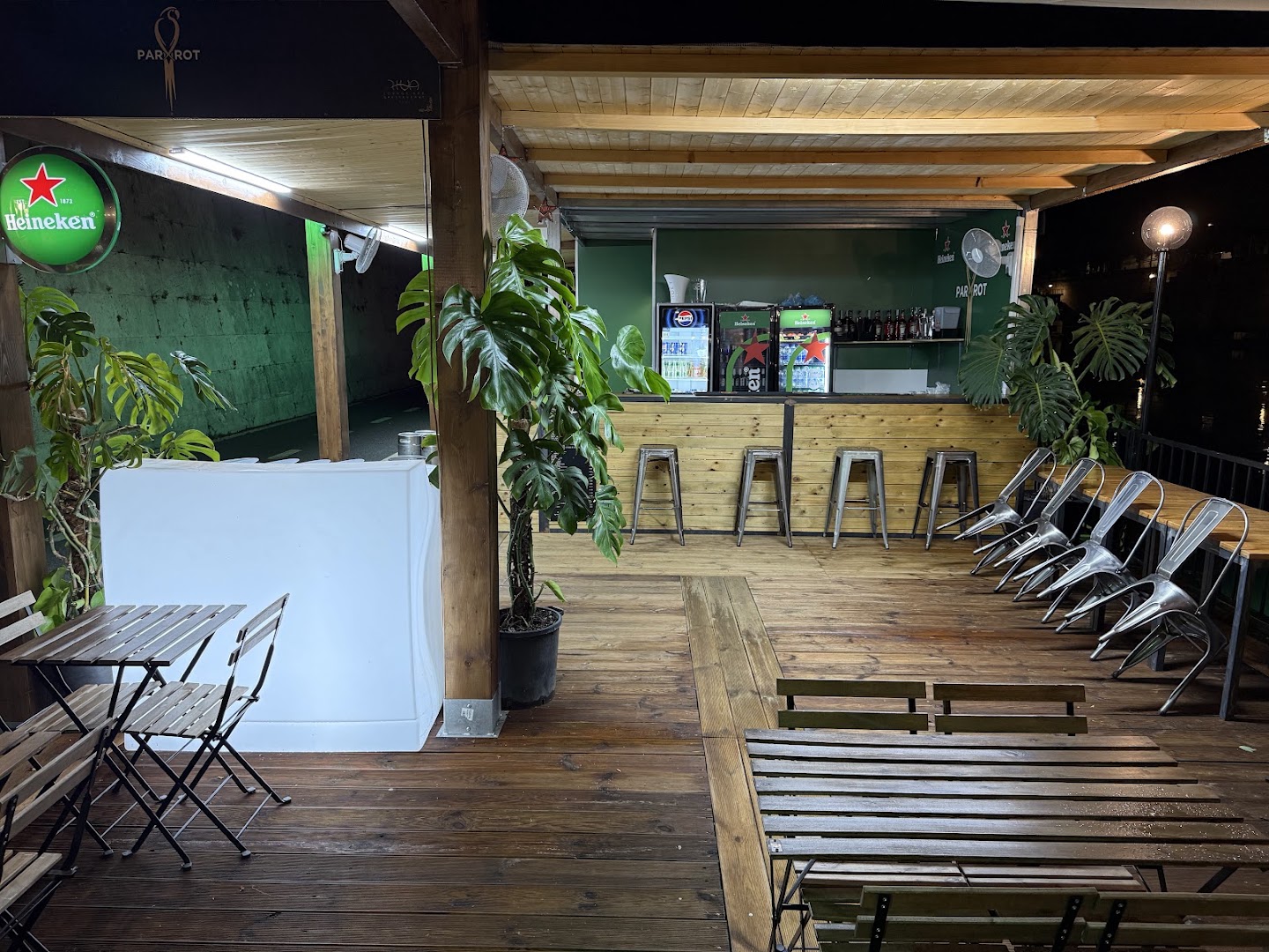 Riva Lounge Bar & Restaurant