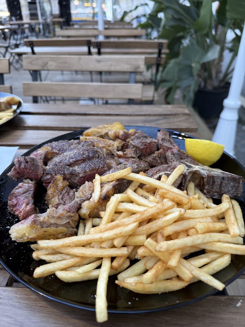 Riva Lounge Bar & Restaurant
