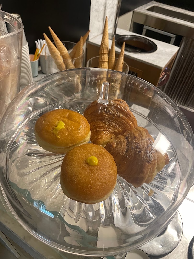 Rivareno Gelato Artigianale, Bar, Vineria, Pasticceria, Aperitivi con Taglieri Top, Focaccia genovese.