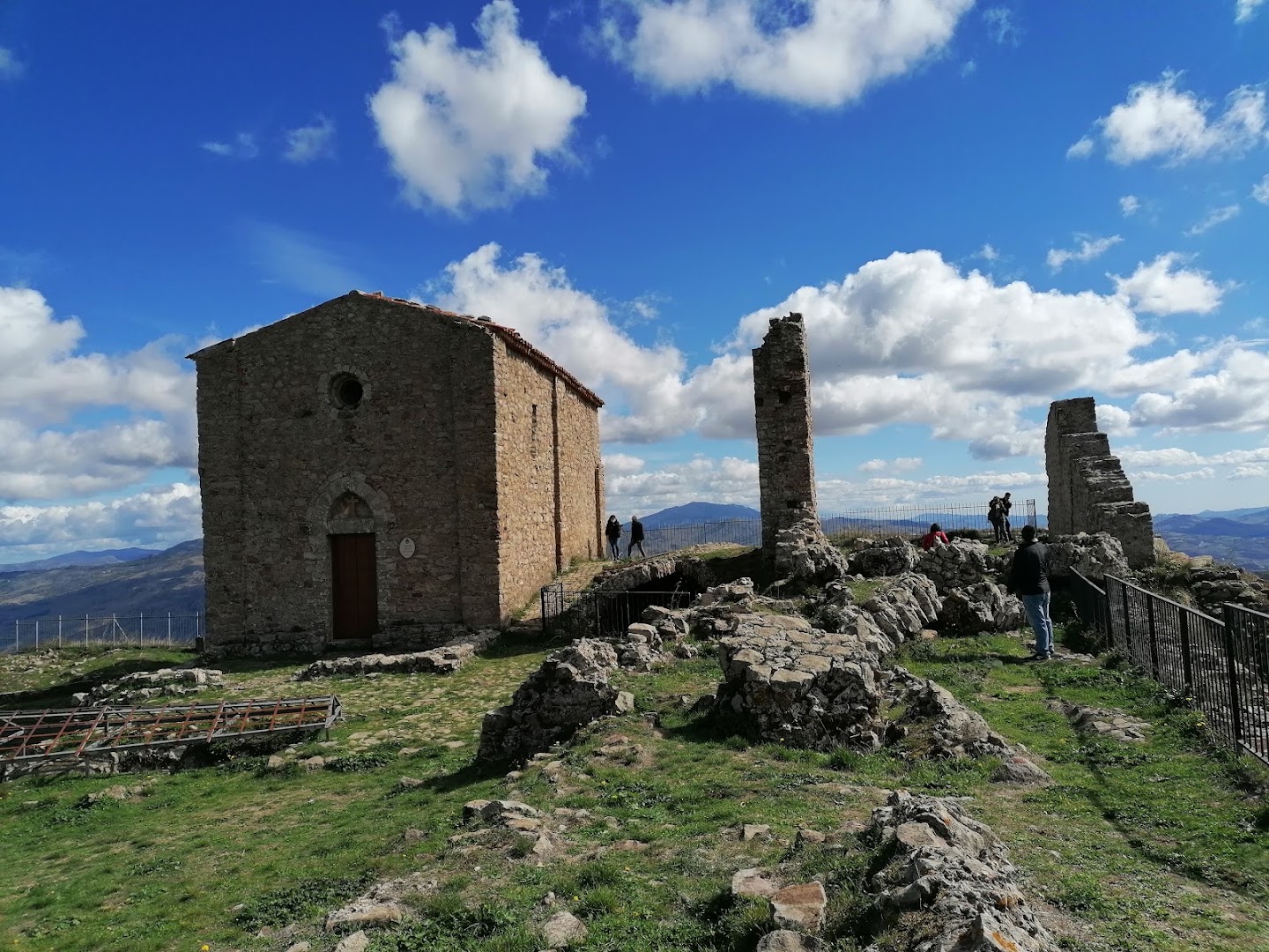 Ruderi Castello dei Ventimiglia, Geraci Siculo