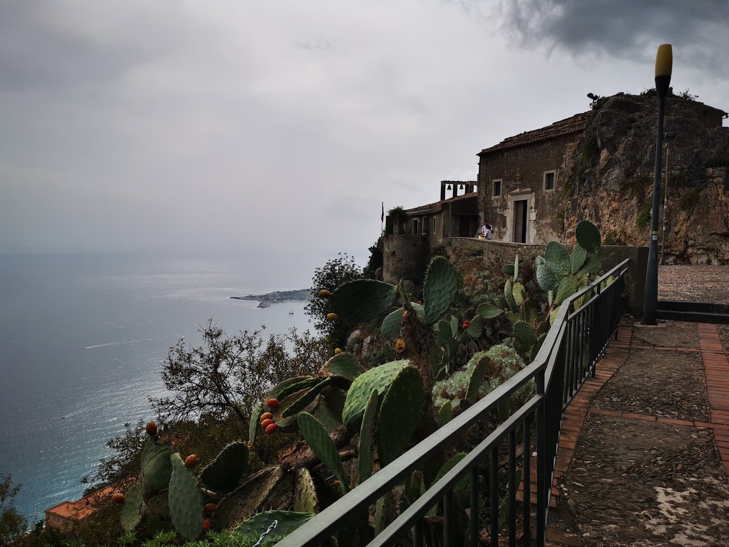 Salita al Castello