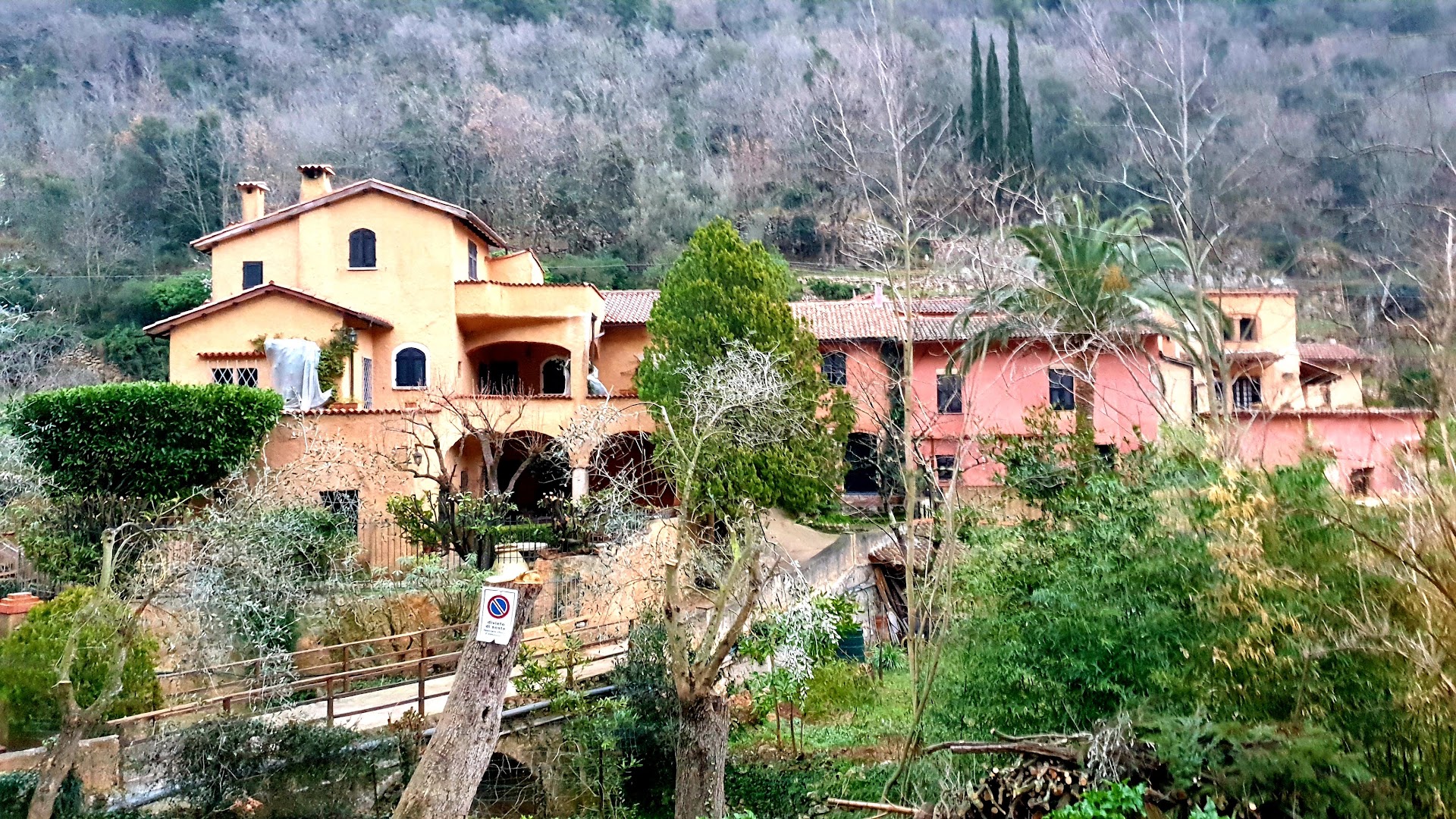 sentiero per Castrum Perticae e Sant'Antonino