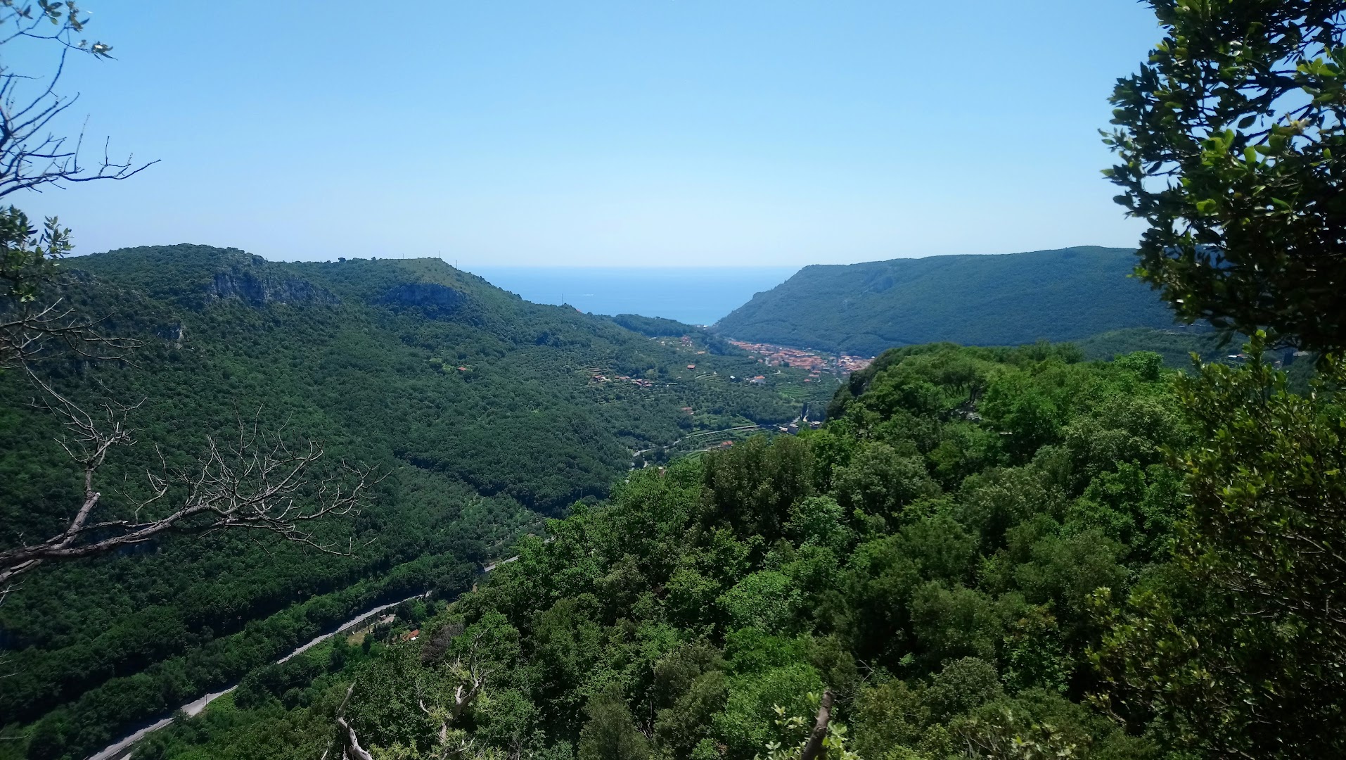 sentiero per Castrum Perticae e Sant'Antonino