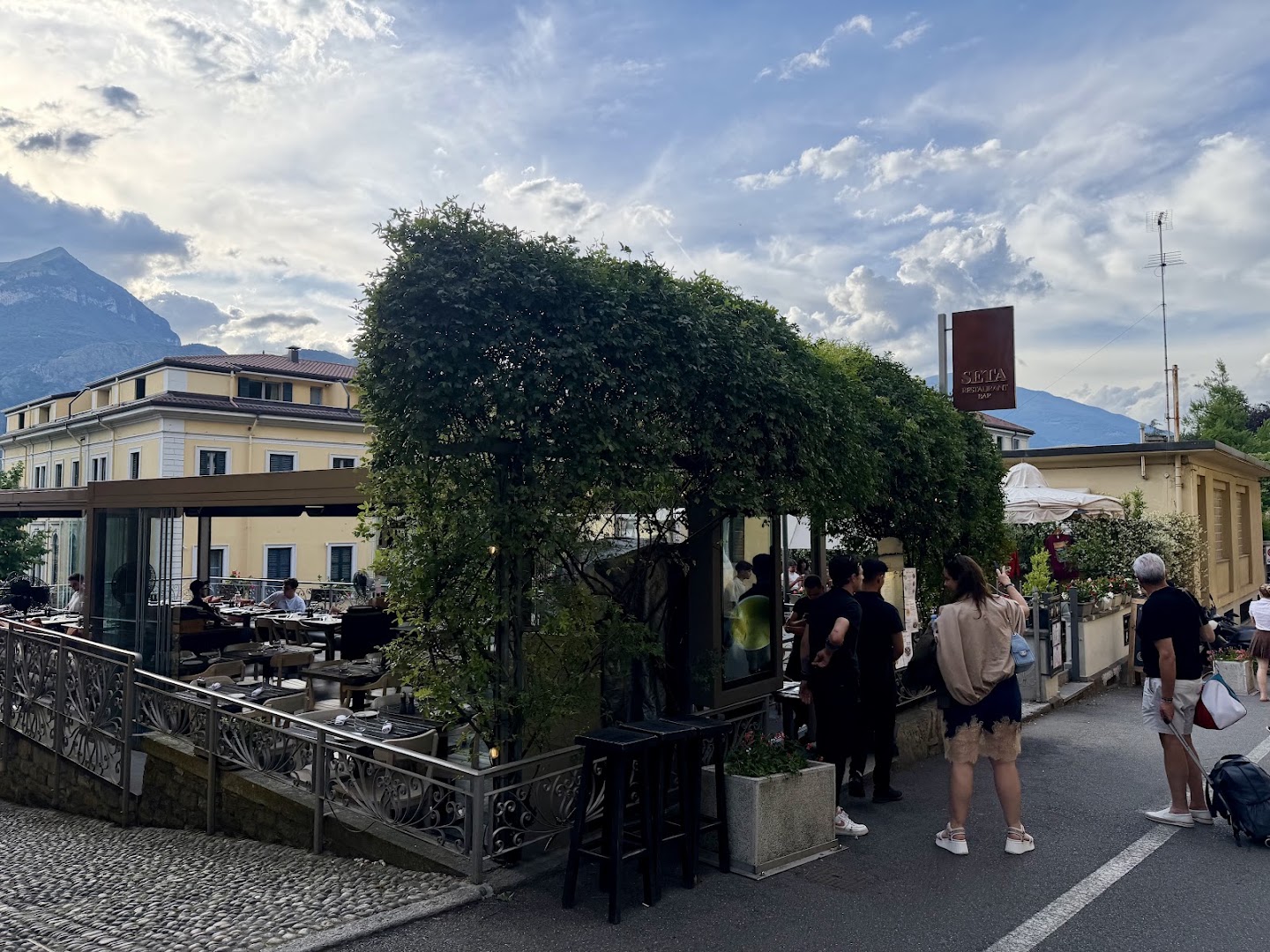 Seta Hotel, restaurant and cocktail bar