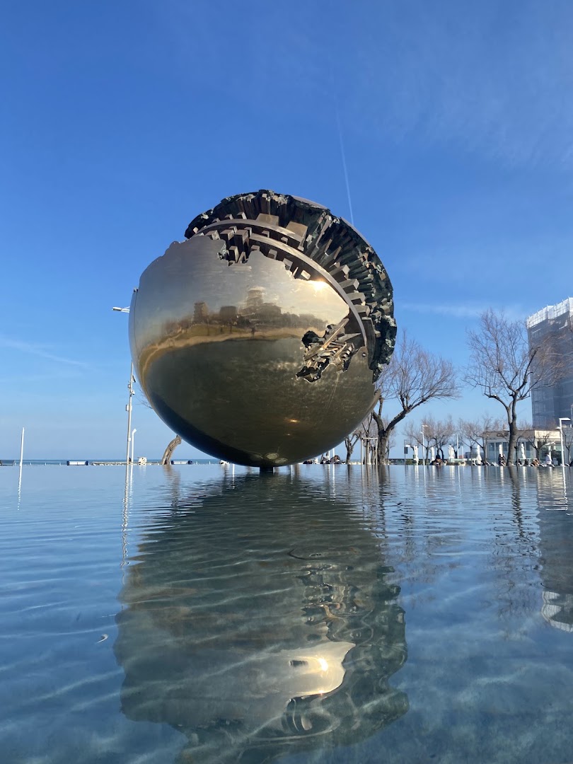Sfera Grande di A. Pomodoro
