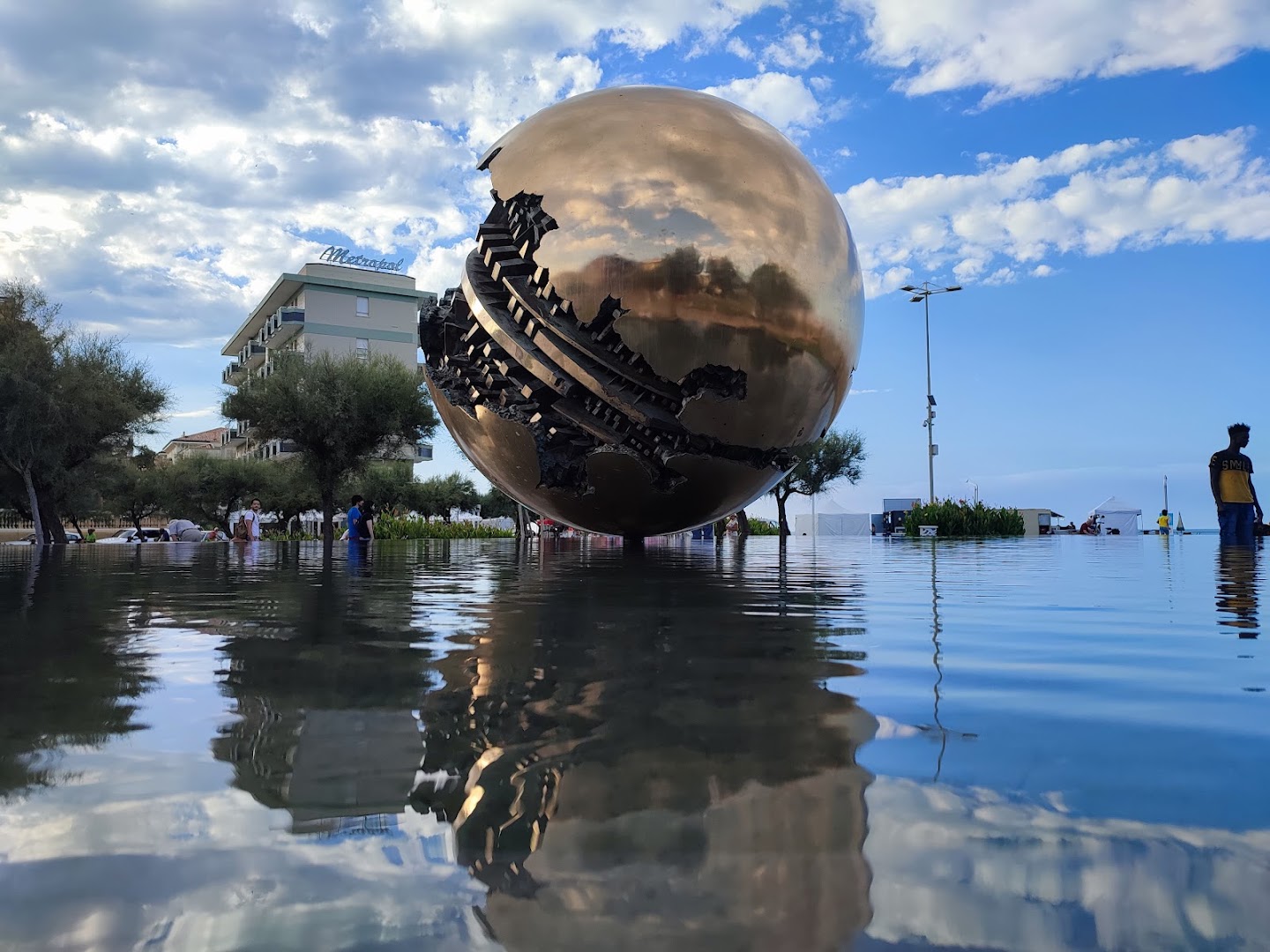 Sfera Grande di A. Pomodoro
