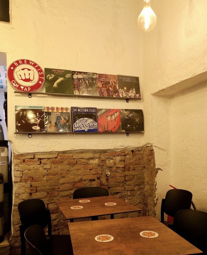 Slanzi Pub & Vinyl