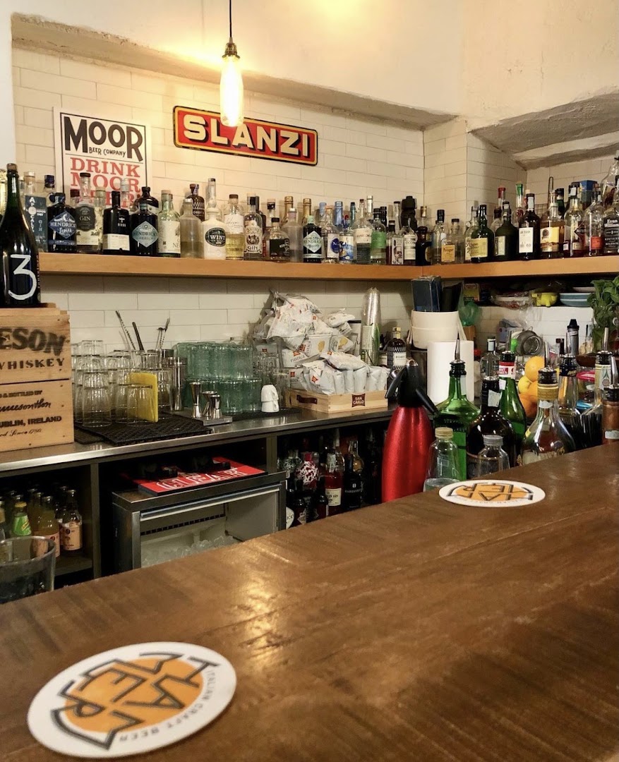 Slanzi Pub & Vinyl