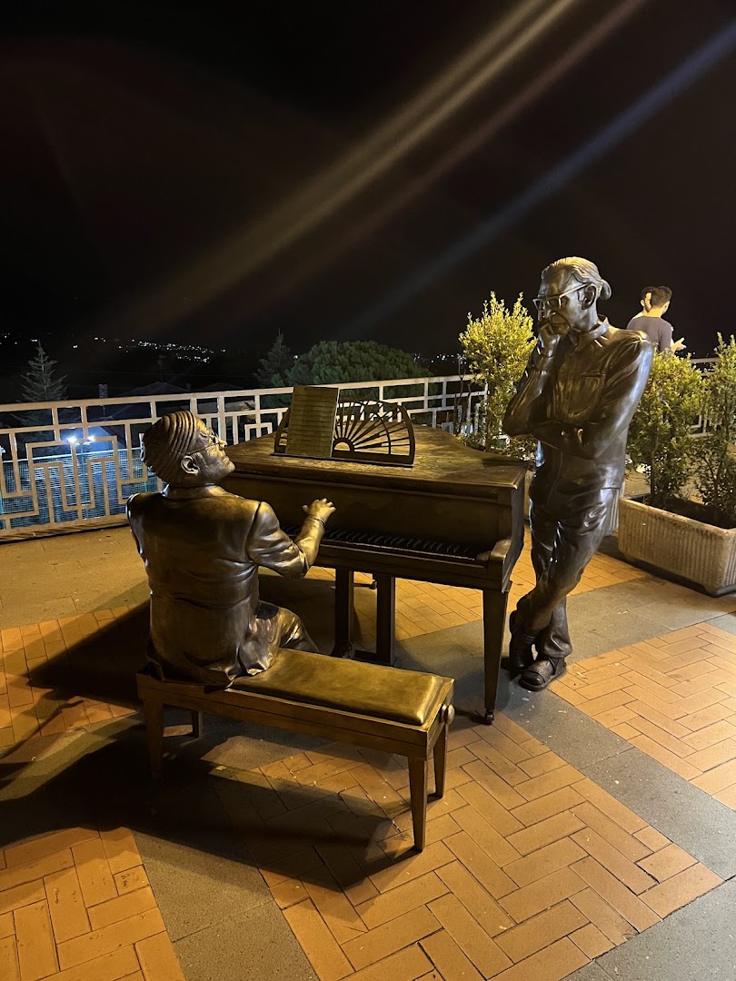 Statua di Franco Battiato e Lucio Dalla, Milo