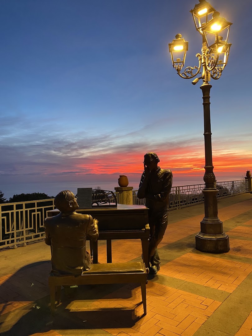 Statua di Franco Battiato e Lucio Dalla