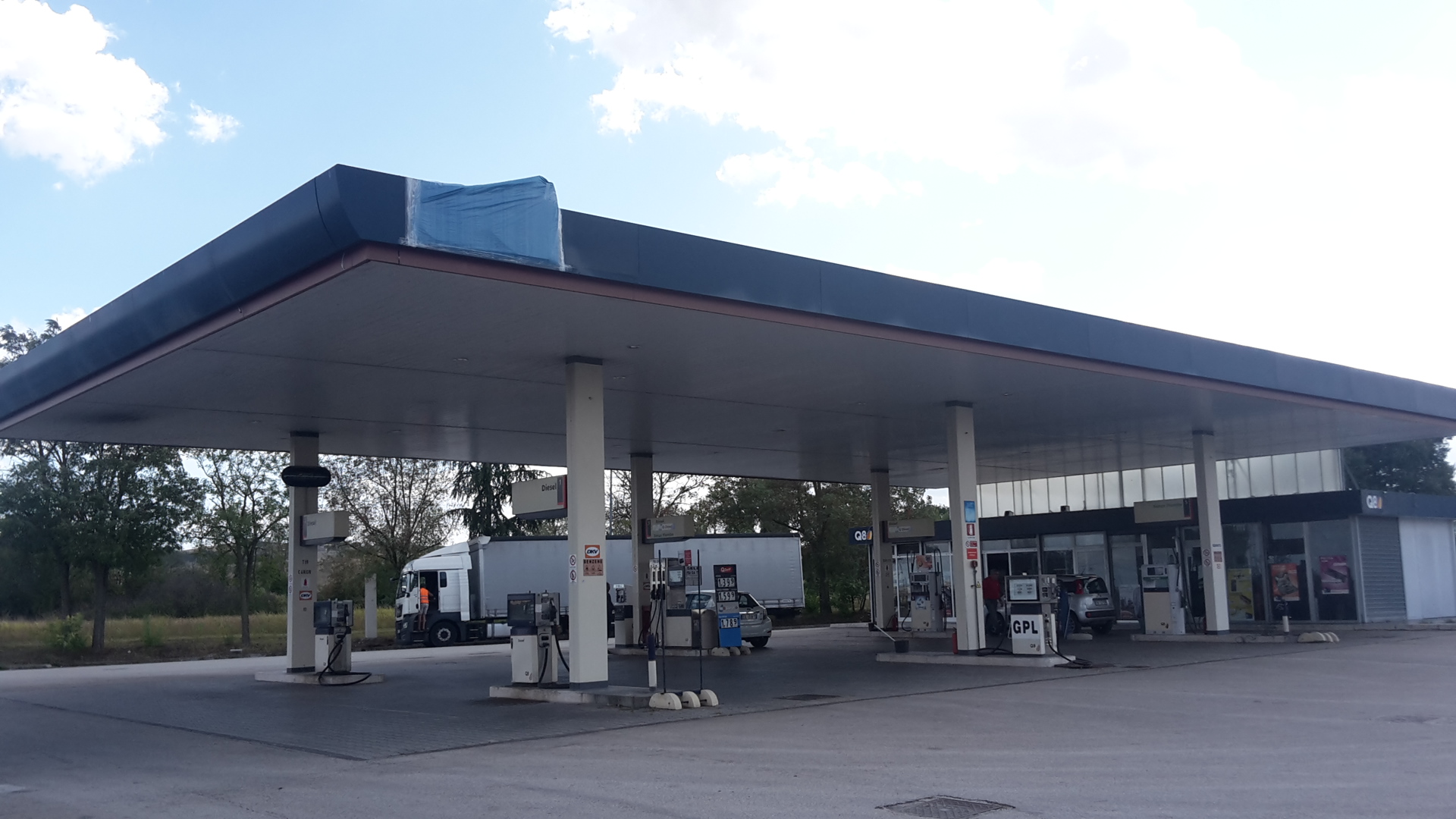 Stazione di servizio (Q8), Monte Roberto