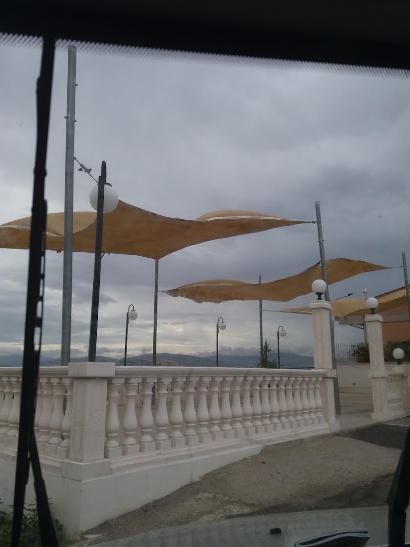 Sweet Life, Troia