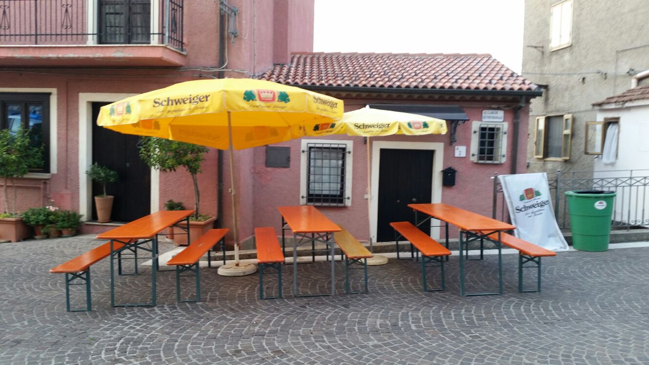 TAVOLI E PANCHE + SPILLATORI BIBITE NOLEGGIO