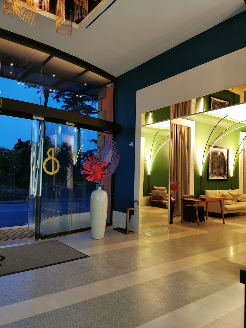 THE NIQ BAR & RESTAURANT