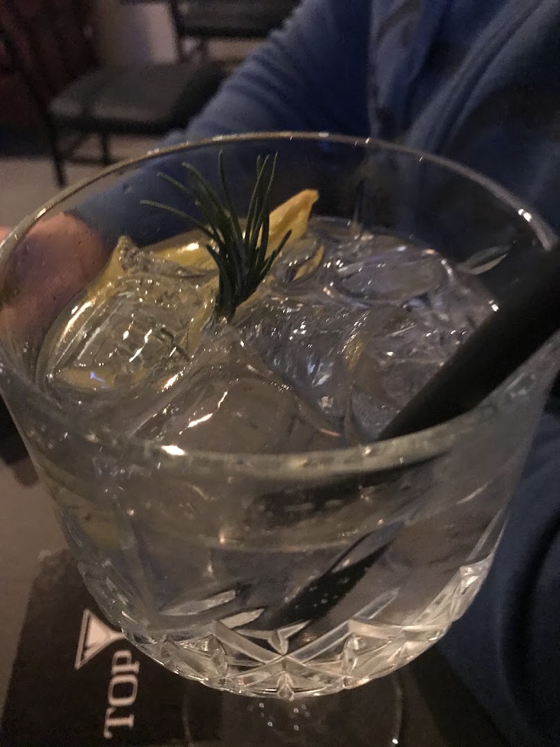TOP GUN LOUNGE BAR