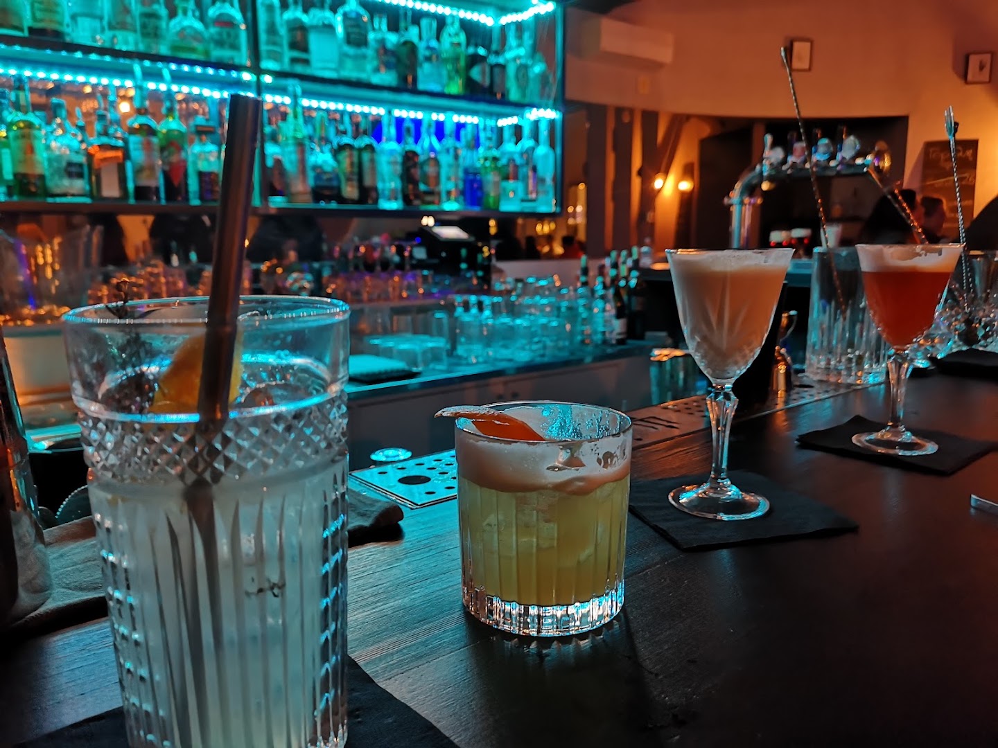 TOP GUN LOUNGE BAR